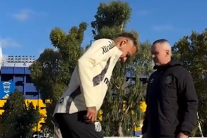 Juega la Sudamericana contra San Lorenzo: Neymar entrenó en un predio de Boca y Riquelme le hizo un regalo.