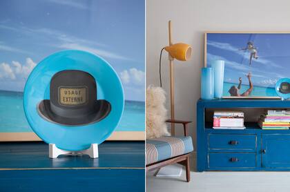 Juego de azules: en este rincón, el mueble de madera pintada dialoga con las piezas decorativas a través del color