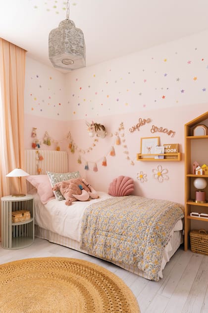 Juego de cama y alfombra en match (@tiendafestival). El mueble organizador para los juguetes es clave para mantener el orden