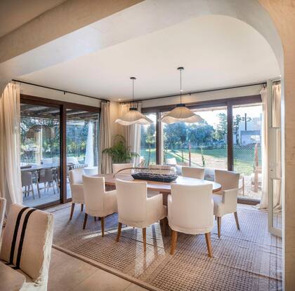 Juego de comedor, lámparas y cortinas de gasa de lino (Sol Palou Deco).