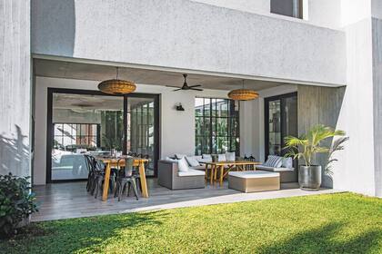 Juego de living exterior (Easy). Mesa de petiribí (Javier Zaldivar). Sillas ‘Tólix’ (Desillas.com). Lámparas colgantes (La Bernardita Deco). Macetón (Rancho Deco).