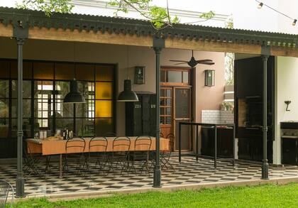 Juego de living exterior (L’Épicerie), almohadones (Tienda de Costumbres).