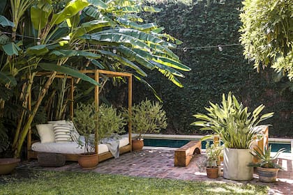 Juego de living y camastro de madera a medida (Salazar Estudio). Almohadones de tussor (Salazar Casa).