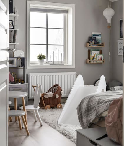 Juego de mesa y sillas para niños (Jollyroom). Cocina en formato pequeño (Ikea).