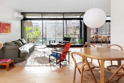 Juego de mesa y sillas vintage. Lámpara de papel comprada en el barrio chino.