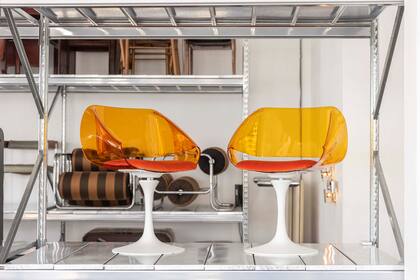 Juego de sillas ‘Moebius’ de Margarita Paksa y Osmar Cairola para MAC, Muebles Acrílicos del Centro, una de las tantas piezas originales en estado impecable que se puede encontrar en Satsch Warehouse, ubicado en Paternal.