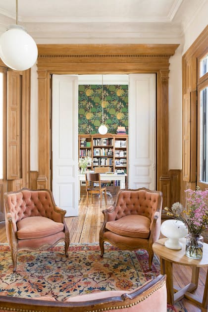 Juego de sillones franceses comprados en el mercado de San Telmo que a lo largo de los años fueron tapizados de pana verde, lino claro, y actualmente lucen un terciopelo rosado-ladrillo que combina con la alfombra antigua y las carpinterías.