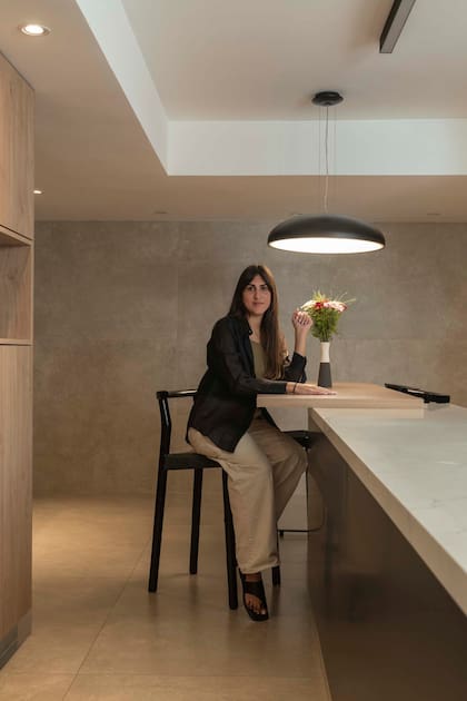 Juego de texturas, acá la melamina de los muebles dialoga con la madera de roble, mesadas claras de Purastone y pisos de porcelanato que también revisten la pared.