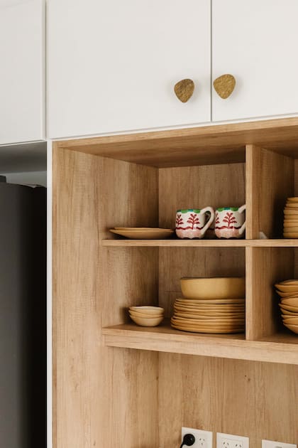 Juego de vajilla y tazas de cerámica hechas por Ana Maino, la dueña de casa.