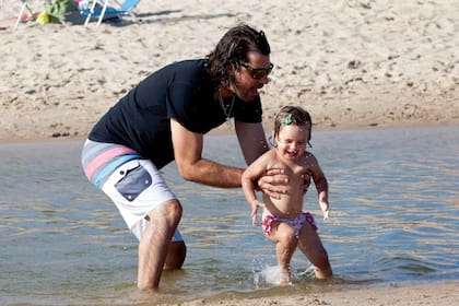 Juegos a pura carcajada con papá. En el mar de La Susana, Antonio y Zulu disfrutaron su tiempo de a dos