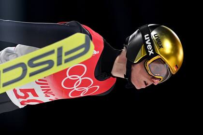 El alemán Karl Geiger compite en la primera ronda de la colina normal de salto de esquí masculino