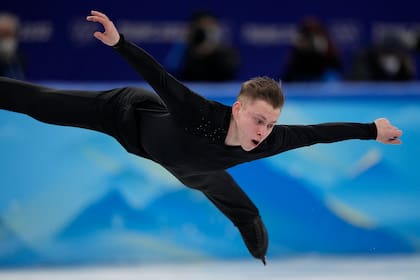 Nikolaj Majorov, de Suecia, durante la competencia de patinaje artístico de programa corto masculino