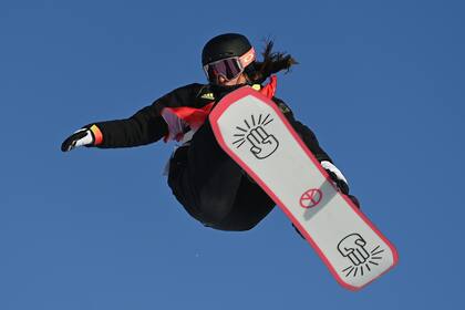 La alemana Annika Morgan en acción durante la final de Snowboard Slopestyle para mujeres en Genting Snow Park