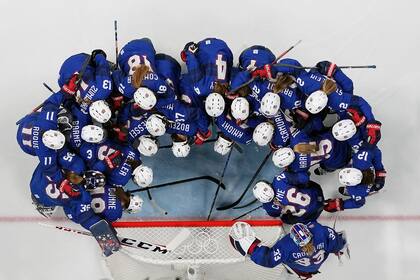 Las jugadoras de Estados Unidos se reúnen antes de un partido de hockey femenino de la ronda preliminar contra Canadá