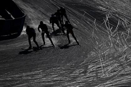 Esquiadores de fondo en acción durante el esquí de fondo masculino de 2 x 15 km