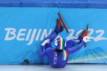 Pietro Sighel, de Italia, se estrella durante la serie 7 de patinaje de velocidad en pista corta de 1000 metros para hombres en el estadio Capital Indoor