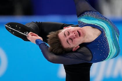 Roman Sadovsky, de Canadá, durante la competencia de patinaje artístico del programa corto masculino