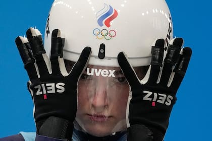 Ekaterina Katnikova, del Comité Olímpico Ruso, se prepara para iniciar la primera carrera individual femenina de luge
