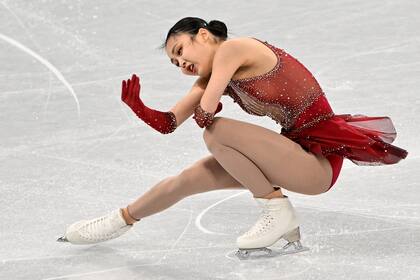 Zhu Yi de China en acción durante la competencia de patinaje artístico del equipo femenino en el estadio Capital Indoor