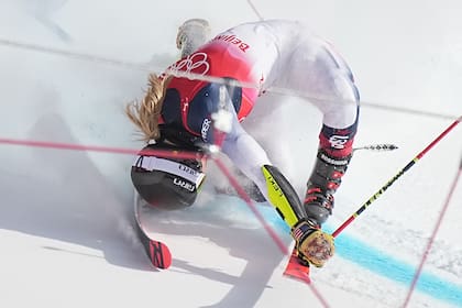 La estadounidense Nina O'Brien se estrella en la pendiente durante la segunda carrera del slalom gigante de esquí alpino femenino