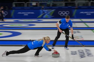 Juegos Olímpicos de Invierno inician con las pruebas mixtas de curling tras breve apagón