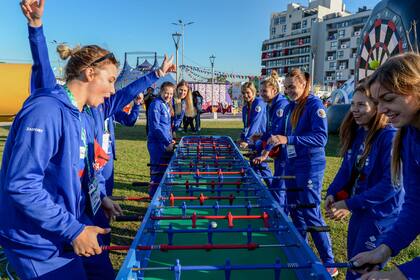 La diversión de las atletas rusas en la Villa Olímpica con el metegol gigante