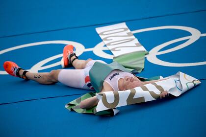 Juegos Olímpicos, distancia olímpica (1,5 km de natación, 40 km de bicicleta, 10 km de carrera), hombres en el Parque Marino de Odaiba. Kristian Blummenfelt de Noruega celebra la victoria en la meta.