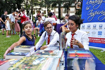 Juegos y lecturas en el jardín de la embajada