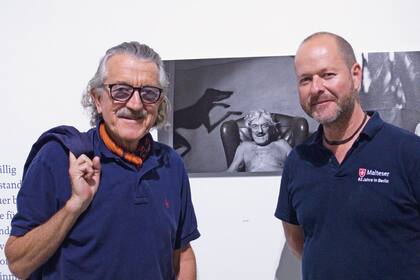 Juerg Judin y Dieter Meier en una foto sacada a las 11pm dek día anterior a la apertura de la muestra de Meier "Seres posibles", en la Galería Judin de la Potsdamer Straße