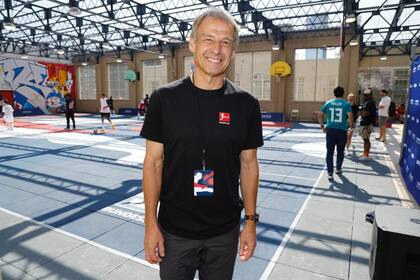 Juergen Klinsmann hoy, a los 58 años, comentarista de TV y embajador de la Bundesliga; no dirige desde 2020 y volvió a radicarse en Los Angeles