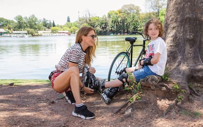 Jueves 21. Analía y Benicio se preparan para una tarde de bicicleta y rollers por los lagos de Palermo.