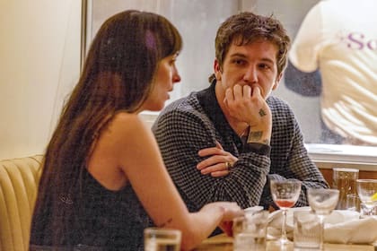 Jueves 22 de enero. Dakota y su nuevo novio se muestran cómplices y pendientes uno del otro durante una comida con amigos en Los Ángeles