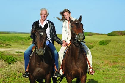 Jueves 5, por la tarde. Sobre el lomo de un alazán negro, nos invita a conocer las 240 hectáreas que conforman Las Garzas, 
en Uruguay. “Me enamoré del campo quebrado de estas tierras, con sus cárcavas y sus dos kilómetros de playa”, dice de la mano de la joven licenciada en Relaciones Internaciona