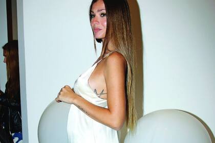 Jueves 7. La China llega “con bebé a bordo” al desfile de Naíma en el marco del Alcorta Designers Edition. Con un slip dress de satén de seda al cuerpo, que marcaba su pancita de cuatro meses, se mostró espectacular y no dejó de sonreir.
