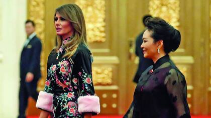 Jueves 9. Melania impactó en la cena de Estado que ofreció el matrimonio presidencial chino con un vestido de Gucci inspirado en el qipao, tradicional vestido femenino chino. Diseñado por Alessandro Michele para la colección Otoño 2016 de la firma, se trata del mismo modelo que Margot Robbie lució p