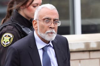 Juez allana la posible liberación de un hombre detenido por el ICE tras anularse su condena