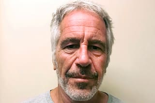 Juez divulga nota que compañero de celda dice que halló tras intento de suicidio de Epstein