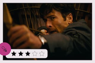 Glenn Powell se luce en un relato que coquetea con el humor negro y la crítica al poder