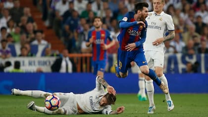 Lionel Messi vuela y Sergio Ramos se queda con la pelota: una instantánea de la rivalidad entre ambos, que ahora compartirán vestuario en París.