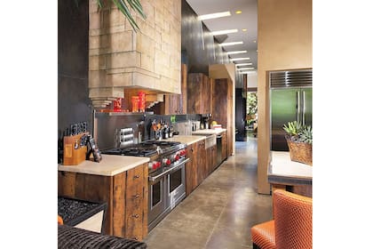 Jugadísimo: los muebles de esta cocina fueron realizados con madera maciza antigua. Simplemente bella (foto: designrulz.com).