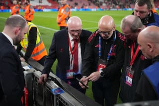 Jugador del Galatasaray Noa Lang sufre lesión insólita en la mano al chocar con vallas publicitarias