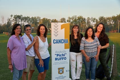 Jugadoras del primer partido de rugby femenino en 1985 en el Club Gimnasia y Esgrima de Ituzaingo. Paula Ruffo (de lila y blanco), Juliana Ruffo (lila liso), Nora Nuño (Jean y blusa), Patricia Calligo (pantalón blanco) y Patricia Mottura.�