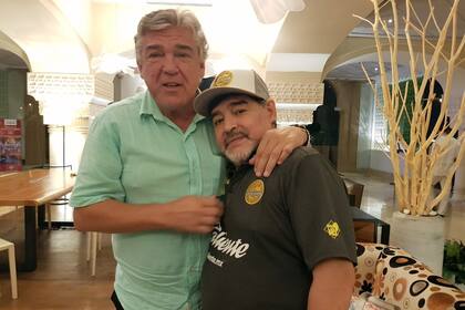 No hay imagen que represente mejor los extremos: Héctor Miguel Zelada, el tercer arquero del plantel de Bilardo en México 86, que nunca jugó en la selección, y Diego Maradona, el héroe inmortal