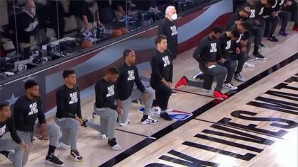 Jugadores arrodillados durante el himno: una de las acciones expresadas en la NBA contra el racismo