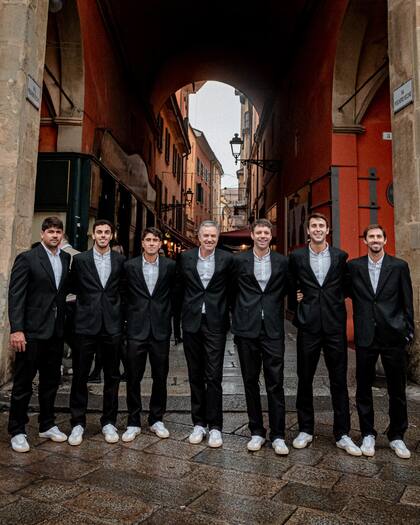 Jugadores, capitán y subcapitán, en las calles de Bolonia