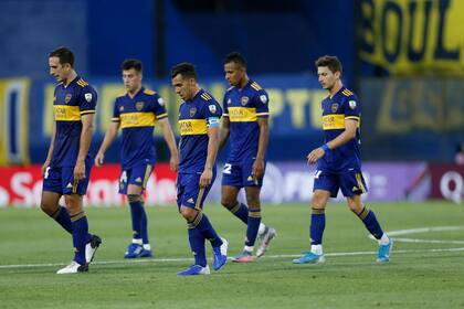 Jugadores de Boca Juniors se retiran del campo de juego luego de finalizar el primer tiempo del partido de ida de la semifinal de la Copa Libertadores que disputan con el Santos.