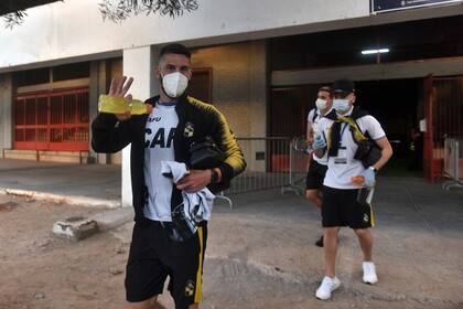Jugadores de Coquimbo abandonan el Estadio Nacional de Santiago, el jueves, luego de que el partido de semifinales de la Copa Sudamericana de fútbol contra Defensa y Justicia de Argentina fuera pospuesto hasta la próxima semana por casos de COVID-19
