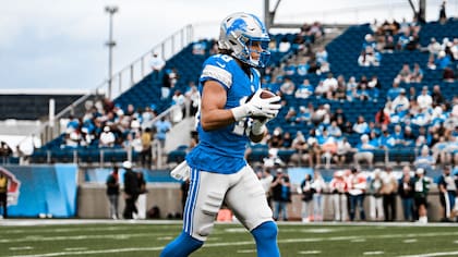 Jugadores de Detroti durante calentamiento previo al juego contra Chargers (X/@Lions)