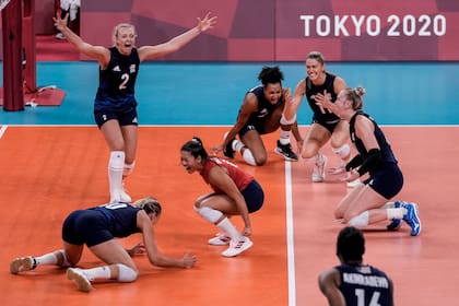 Jugadores de Estados Unidos celebran después de ganar el partido de semifinales de voleibol femenino entre Serbia y Estados Unidos.