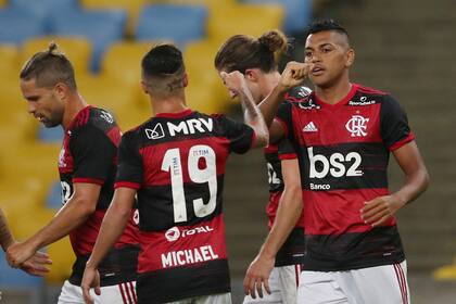 Jugadores de Flamengo festejan, sin abrazarse, uno de los goles del 3-0 a Bangu por el torneo carioca; ese mismo jueves fallecieron dos personas por coronavirus en el hospital de campaña contiguo al Maracanã.